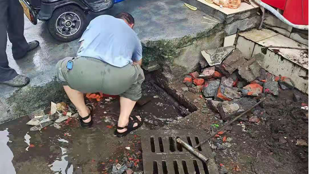 "您好,我们这下水道被堵了,下雨容易有积水,能帮助我们解决吗?